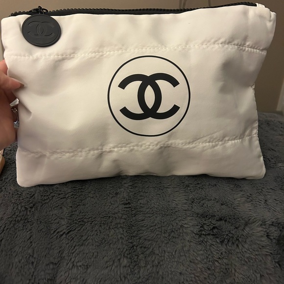 CHANEL Beauty Puffy Bag with Dust bag is included. - Picture 8 of 8